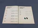 un livre ouvert, sur lequel figurent de nombreuses informations, posé sur une table