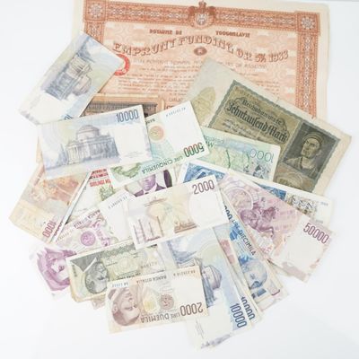 une liasse de billets posée sur une table blanche