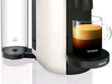 une image d'une machine à café avec une tasse de café