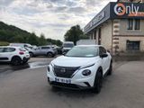 l'avant d'un SUV Nissan blanc garé devant un immeuble