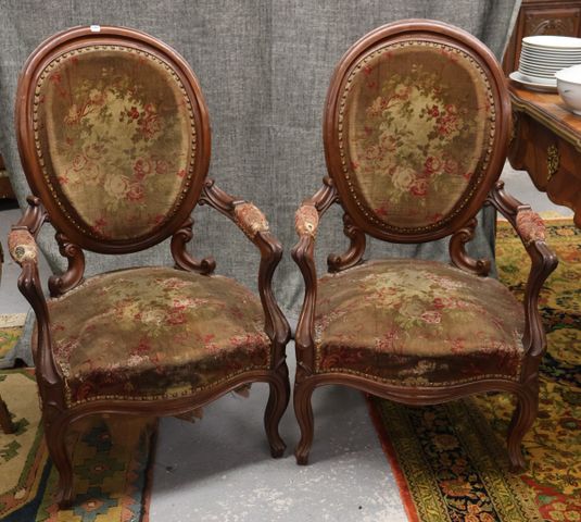Paire de fauteuils Louis Philippe en acajou à dossier médaillon. ...