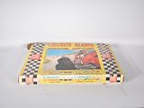 une boîte sur laquelle figure l'image d'une voiture de course