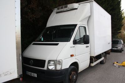 un camion blanc garé dans un parking