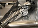 un évier en métal muni d'un robinet en métal et d'un robinet à l'intérieur