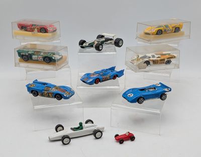 six types différents de petites voitures dans une vitrine