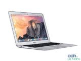 On voit un ordinateur portable MacBook Air d'Apple avec une montagne en arrière-plan.