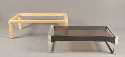 deux tables basses avec un plateau en verre et un piètement en métal