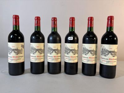 six bouteilles de vin sont alignées sur une table