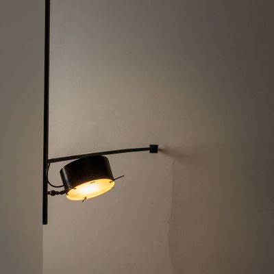 un gros plan d'une lampe accrochée au mur d'une pièce