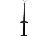 lampadaire en fer forgé avec un pied noir et un bougeoir