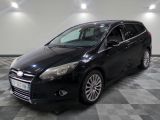 une photo d'une Ford Focus noire garée dans un garage