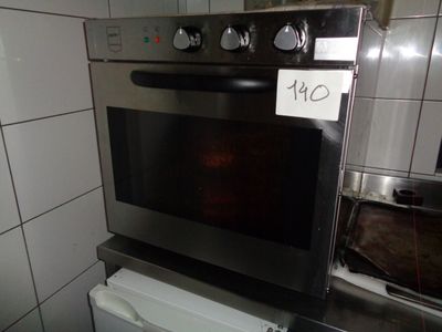 un four noir posé sur un plan de travail dans une cuisine