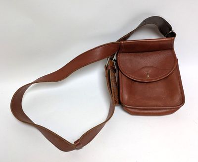 une photo d'un sac à main en cuir marron muni d'une bandoulière
