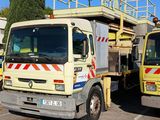 deux camions garés sur un parking