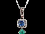 un gros plan sur un collier orné d'une perle et d'un diamant