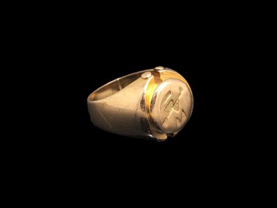 une image représentant une bague en or sur fond noir