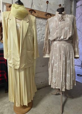 deux mannequins exposés dans une pièce