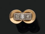 une bague en or 18 carats sertie de trois diamants
