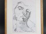 un dessin en noir et blanc représentant le visage d'une femme, dans un cadre en bois