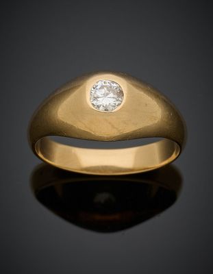 une bague en or jaune avec un diamant serti au centre