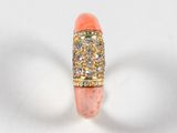 une image représentant une bague de couleur corail sertie de diamants