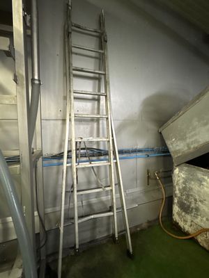 une échelle adossée au mur d'une pièce