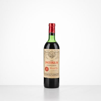 une bouteille de vin rouge posée sur une table