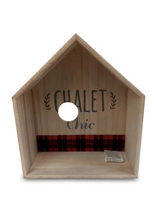 une petite boîte en bois sur laquelle est accrochée une pancarte indiquant « chalet »