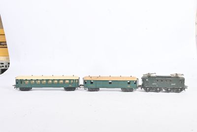 trois petits trains assis l'un à côté de l'autre sur une surface blanche