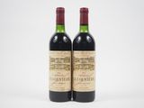 deux bouteilles de vin rouge posées l'une à côté de l'autre sur une surface blanche
