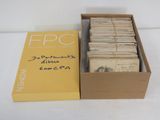 une boîte remplie de livres, posée sur une table