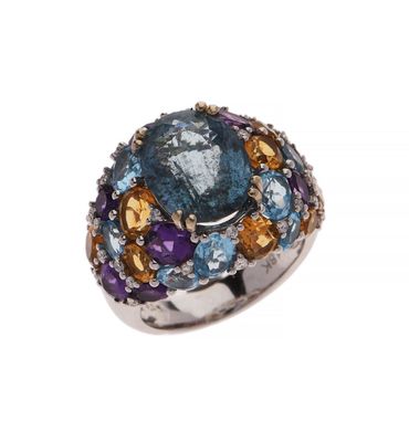 une image représentant une bague ornée d'une grosse pierre bleue entourée de pierres multicolores