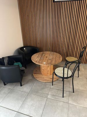 deux chaises et une table dans le coin d'une pièce