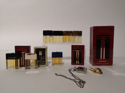 tout un tas de parfums différents posés sur une table blanche