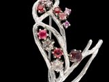un gros plan d'une broche ornée de fleurs