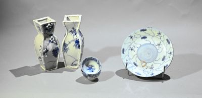 trois vases et une assiette exposés sur une table