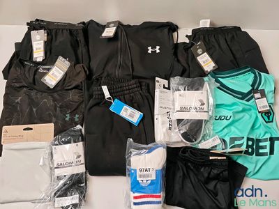 beaucoup de vêtements posés sur une table
