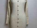 une photo d'une robe-pull blanche sur un mannequin