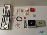 une table blanche sur laquelle sont posés tout un tas de bijoux