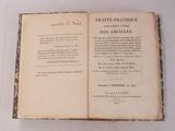 un livre ouvert sur une table, sur fond blanc