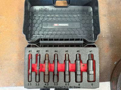 de nombreux outils qui se trouvent dans une boîte à outils