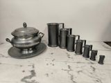 de nombreux objets en argent posés sur une table en marbre