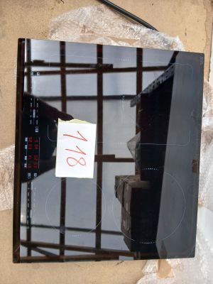 une photo d'un miroir cassé sur lequel est collée une note