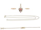 une collection de bijoux comprenant un collier, un bracelet et une bague