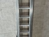 une échelle fixée au mur d'une salle de bains
