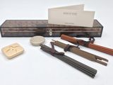 une boîte contenant un tas de bâtonnets et une boîte sur laquelle est apposé un timbre