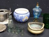 a lot of glass items that are on the table