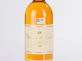 la bouteille de vin est posée sur la table, prête à être remplie