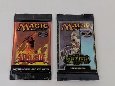 deux paquets de cartes « Magic : The Gathering » posés sur la table
