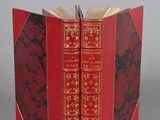 un livre rouge avec des bordures dorées et une couverture rouge